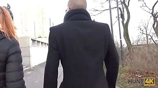 Hunt4k. rothaarige für geld vor ihrem freund gefickt