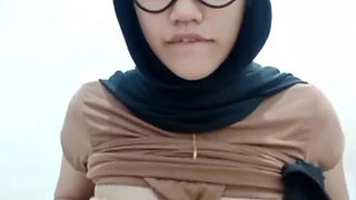 Horny Hijab Masturbation Until Wet