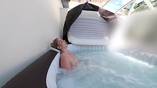 Hot Tubbing Hottie