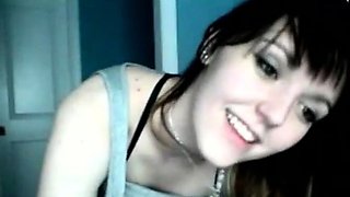 Cute teen show her sexy body on cam