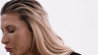 Boss slut Ariel X loves to be bonded