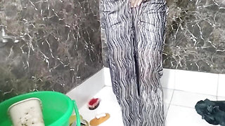 Step sister ko bathroom me nanga karke le pel diya