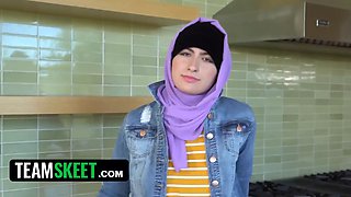 Arab slut with hijab milks for her bf and then gets on her knees & gulps his manhood