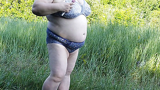 Stepmom undressed in the park and staged a public pissing