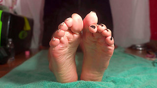 I Want to Masturbate You with My Feet While You Enjoy It