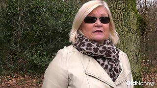 Passionate MILF Lesbian Licks Seductive mom Snatch