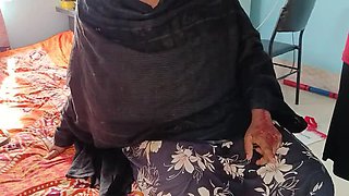 Desi Bhabhi Fucks Worker in Hot Homemade Sex - Real Desi Village Action