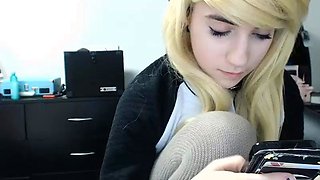 Amateur Blonde Teen Plays Solo with Toy Webcam Porn