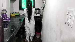 Step sister ko kitchen me patak ke pela