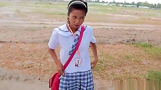 Filipina fucked outdoors in open field by tourist