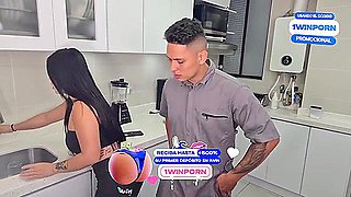 Cachonda Colombiana Seduce Al Plomero Y Termina Cabalgando Su Verga - Alejandra Palacios