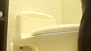 Me Masturbo En El Bano De Mi Vecina Sin Que Ella Se De Cuenta