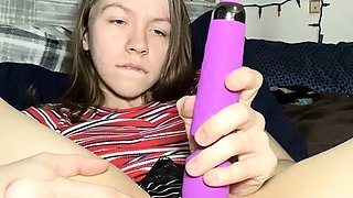 Cute amateur webcam teen girl toying pussy on webcam