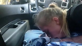 AMATEUR BLONDE SUCKING A BIG BLACK COCK IN A CAR