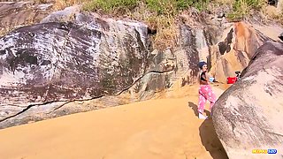 Pedi Para Um Desconhecido Me Filmar Na Praia, Paguei Ele Com Um Boquete Bem Molhado!