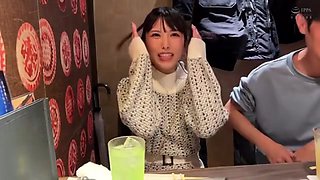 清楚な美脚美女が突然キスされてチンポ挿入されて「白目むきそう」と淫らなM字開脚