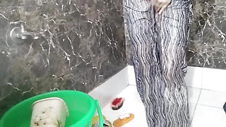 Step sister ka bathroom MMS bna liya fir choda