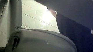 Horny voyeur films amateur stranger chick in the toilet