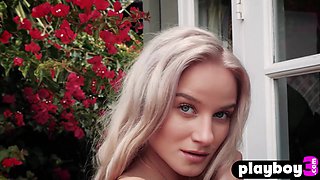 Perfect arse blondie teenage shows nice bum