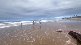 Loira Luxx And Morena Gostosa - Fudendo A Na Praia De Copacabana Com Todo Mundo Olhando