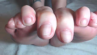 Oiling my natural short toenails