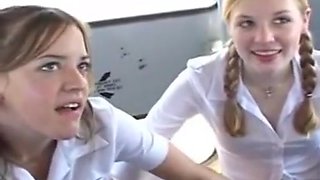 hermosas colegialas atrapadas por el profesor terminan cogiendo en el bus escolar