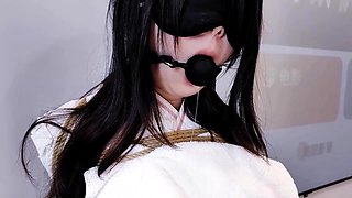 Asian amateur with white stockings toy fucking her clit