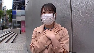 清楚系美女が四つん這いで放尿してカンチョーされて股間ビショビショ