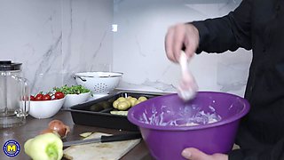 Cooking Toyboy Gets Seduced By Curvy Big Butt Grandma Yazmine - MatureNl