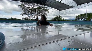 Risky Sex in a Outdoor Pool