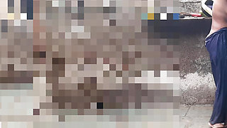 Elder sister-in-law opened the skirt and took a bath in the open bathroom completely naked.