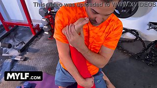 Stunning cougar andi avalon pulls her stretch pants down and sits on her individual trainer’s face - mylf