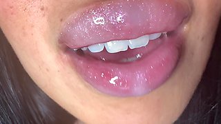 A Loooot of Lipgloss When I Kiss