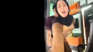 Horny muslim girl ka standing pose mai hard sex or cum facial video