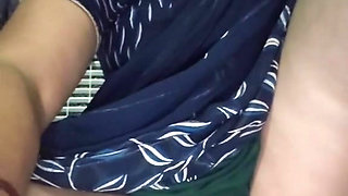 Desi bhabhi ne kursi pe beth ke apni chooth ke maje liye