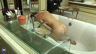Sexy Mature Woman Carla S. Masturbates in Bath