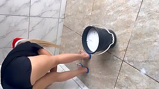 The blonde's Christmas was cleaning and taking dick while