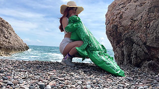 Relaxing Sound of Waves with Crocodile Bouncing and Inflating