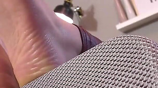 Leya - Shiny feet show