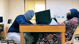 Istri muslim berhijab selingkuh sama teman kantornya. Sekretaris selingkuh lagi asik muasin memeknya pakai vibrator favoritnya p