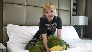 Lusty nymph's solo rubbing sex
