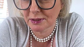 Mature blonde granny loves to masturbate her puss