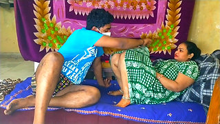 Badi Ko Ungli Karte Hue Pakda - Zor Zor Se Choda Full Chudai Desi Style