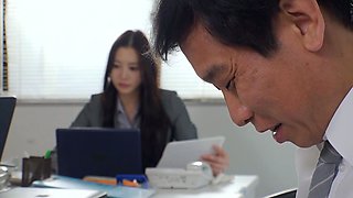 A Female Boss Who Was Made To Cum By An Incompetent