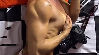 Gym pump got me so wet, come lick Mommy's muscles clean