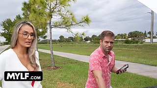 Mylf gets stranded by the side of the road because her car penniless down & she has no idea what to do