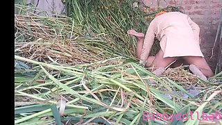 Hot Indian Stepmom Gets Fucked Outdoors in Missionary by Old Man – Homemade HD Sex Video
