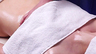 This Perverted Masseur Showed off His Dick and Came in My Mouth (!) During My Massage Session! Xsanyany