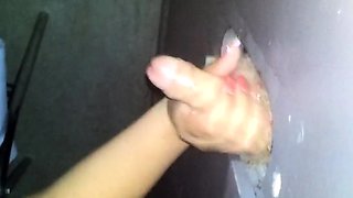 Svenska Hustruns Glory Hole Handjob