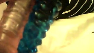 Dansk MILF leger med dildoer, mens du ser porno